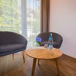 Yvonne 4* روست